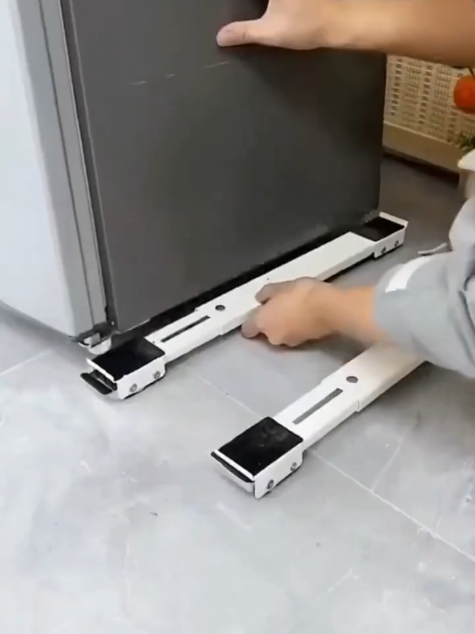 BASE SOPORTE CON RUEDAS PARA ELECTRODOMÉSTICOS No dejes pasar esta súper oferta!!!! *  Base móvil de metal extensible y regulable. *  Práctico para cocina, lavadora, refrigerador, secadora, frigobar, etc. *  Peso máximo: 200 Kg. *  Tamaño mínimo: 40 cm. *  Tamaño máximo: 70X70cm *  Presentación en caja Envíos a nivel nacional  #peru🇵🇪 #miramee #ofertas #casa #decoraciones 