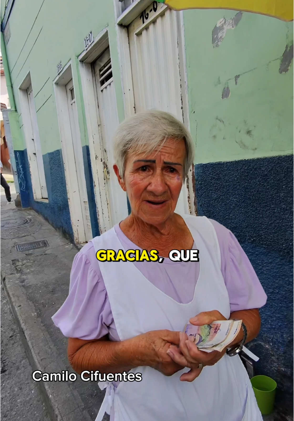 Repartiendo buñuelos a las personas en calle, ella está ubicada en la Cra 17 # 16, los agustinos cerca al caí. #parati #foryou #videoviral 