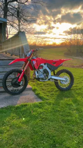 this a dream? 🌅 #2025crf450rwe #bikesoftiktok #dirtbikes #foryou #crf #450 #beautiful #magestic #sunset #crf450r #mototok #moto #honda #foryoupage #nature #blowthisupforme #real #godisgood #relatable #bro #bike #wheels #red #yoshi #fmf #hrc #moto #motorcycle 
