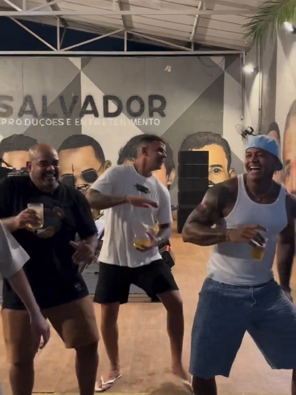 Vai até o chão🎶 e o GG está comemorando seu aniversário ❤️🥰 #leosantana #leosantanaoficial #loreimprota #lorenaimprota #kevijhonny #resenha #amigos #swing #videoviral #videoviralitiktok 