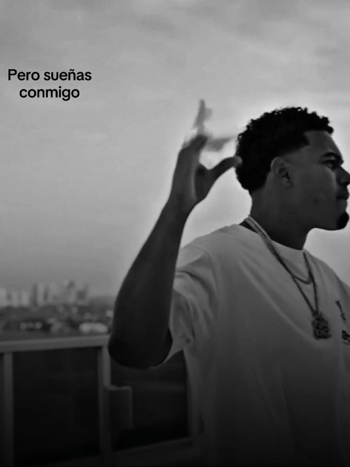 Tú duermes con él, pero sueñas conmigo... #paradedicar #fanpage #myketowers #sola #myketowerss #khea #myke #musica #lirycs #333 