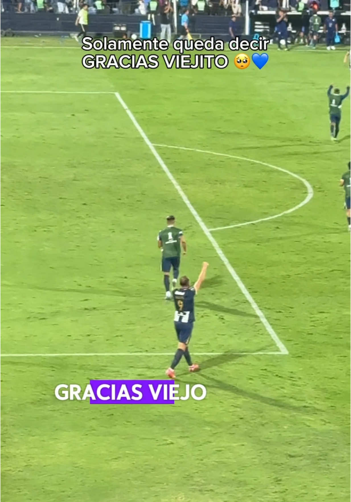 Gracias viejito querido 👏💙🥺 #alianzalima #hernanbarcos #alianzalima💙 #alianzalimacorazonn💙🇵🇪 #copalibertadores #alianzalimaoficial #futbolperuano #alianzalimacampeón 