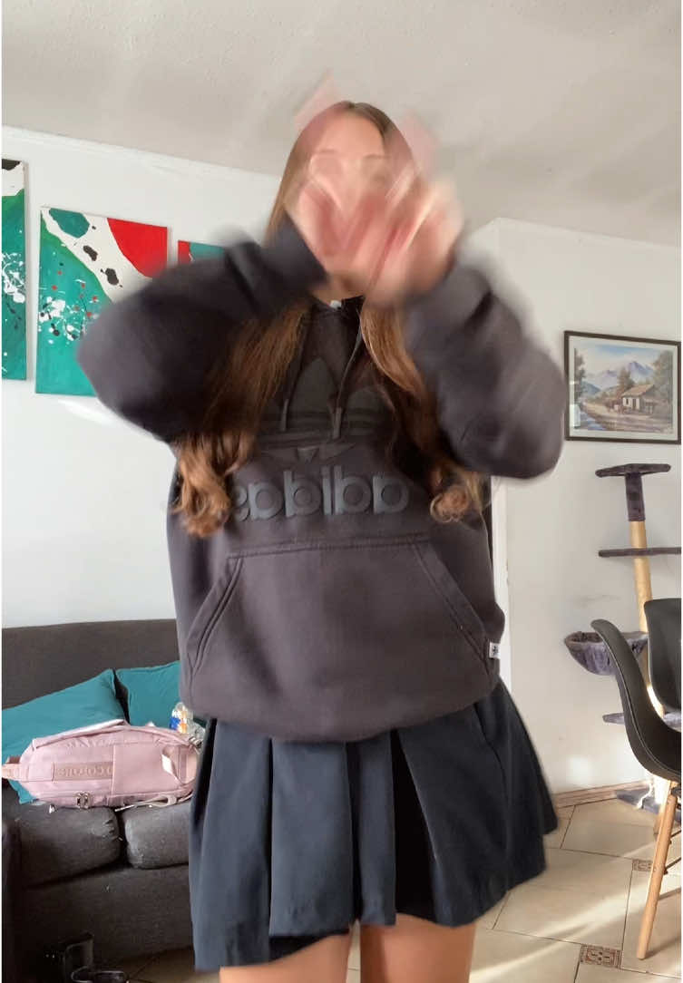 aprovechando a grabar los últimos tiktoks con uniforme 😞