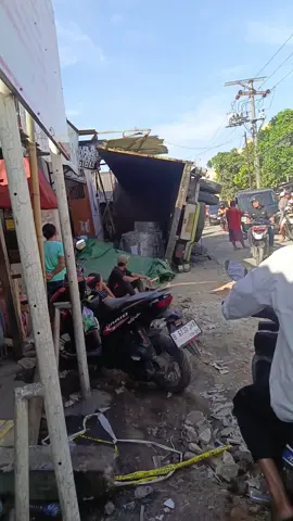 laka di daerah dadap , 1 meninggal dunia perempuan tergencet truk kejadian kemarin sore di karenakan beban truk melebihi batas ,  sopir dan kenek sudah di bawa ke polsek terdekat.#fyp #laka #kecelakaan 