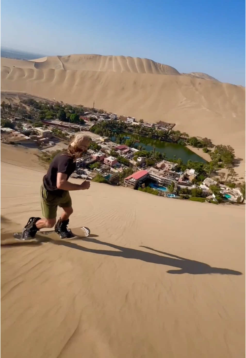 Sandboar life 🏂❤️ . . . #dunes #desert #oasis #extreme #sandboarding #sandsquad #snowboarding #sandskiperu #experience #skitheworld #sunset #desert #dunes #ica #peru #huacachina #oasishuacachina🌴 #extreme #snowboard_world #sandsquad 