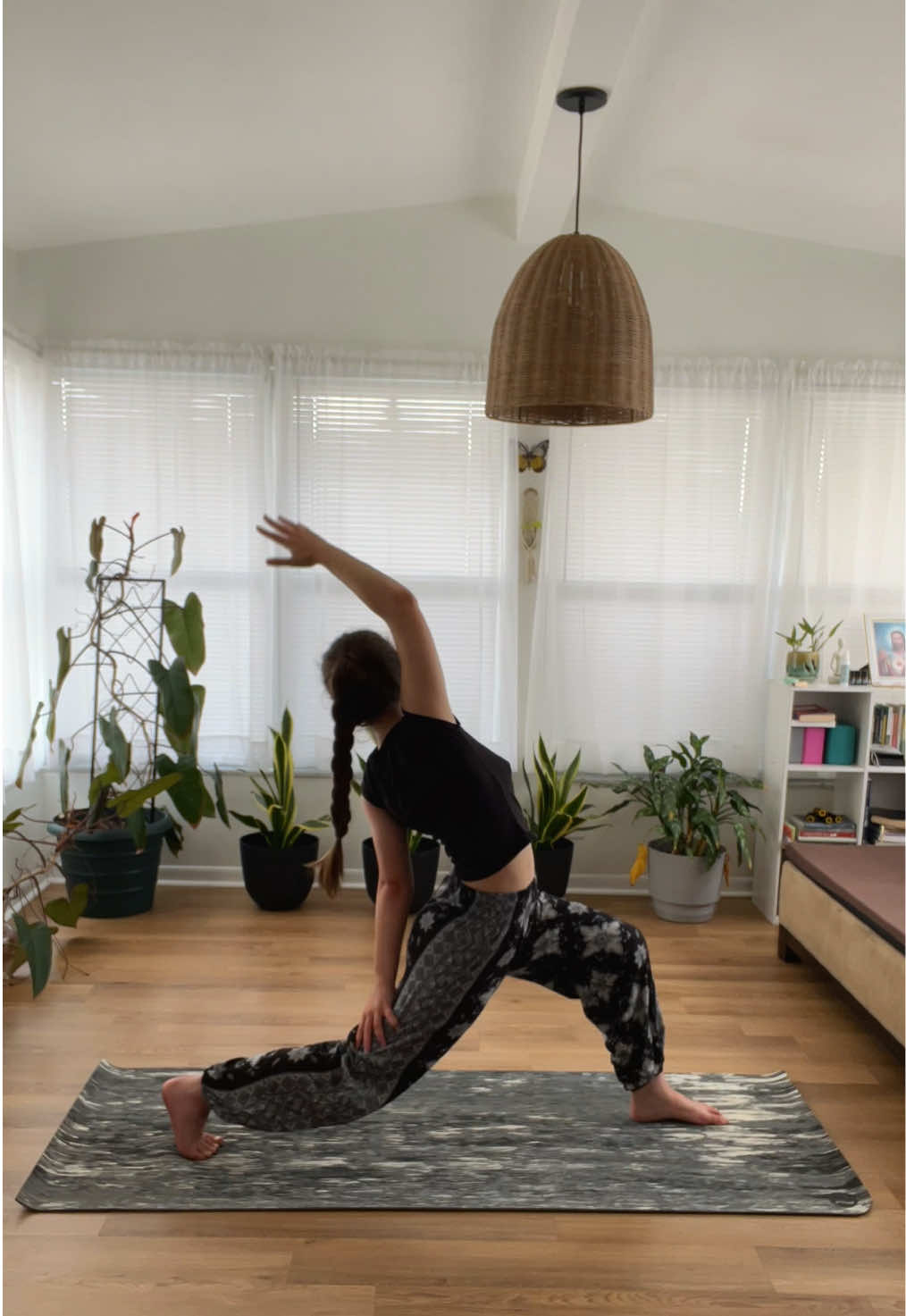 big body yawn 🙂‍↕️ #yoga #yogatok #yogaflow #yogapants #yogafun 