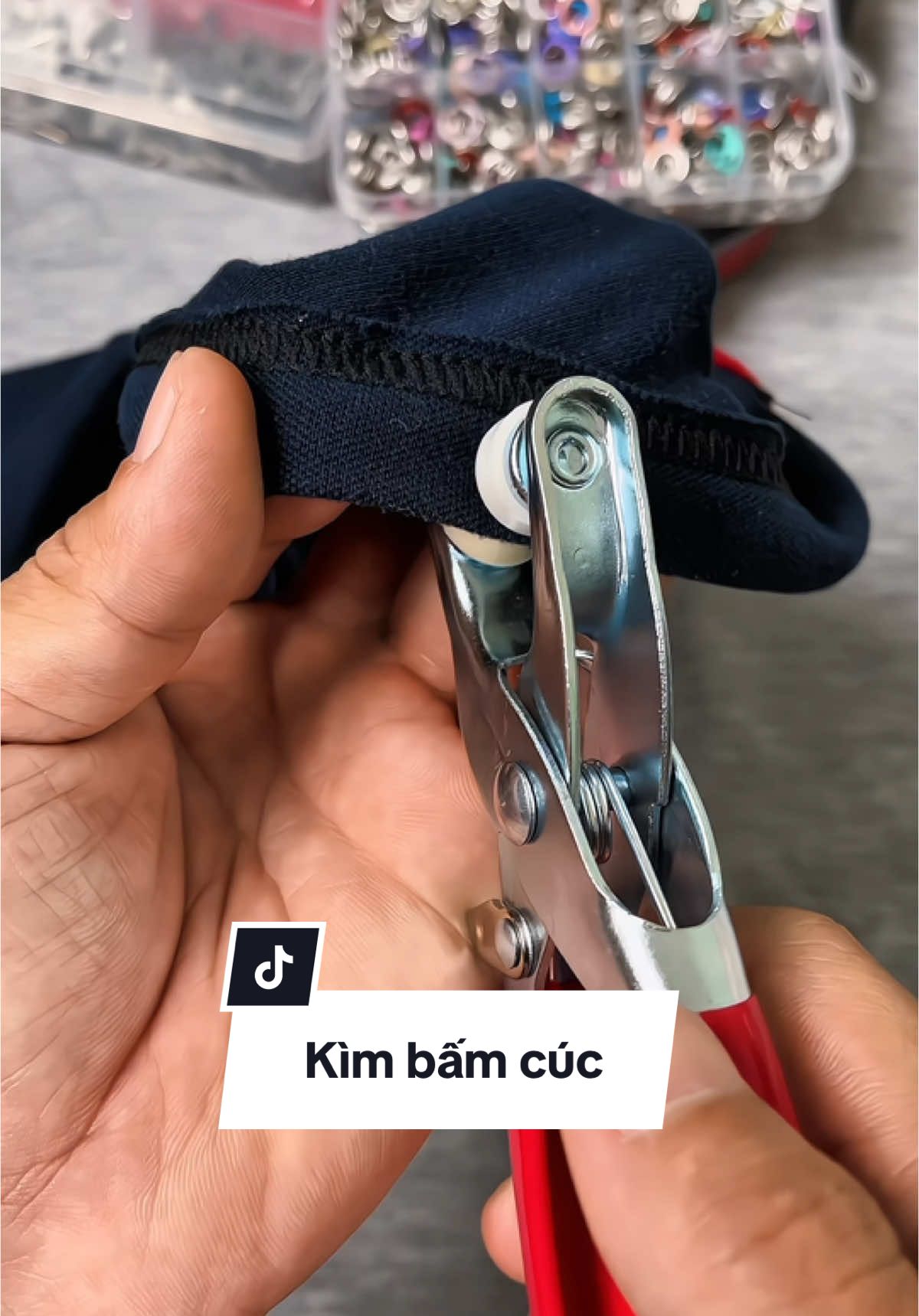Bộ kìm bấm cúc quần áo kèm hộp 100 cúc. #kimbamcuc #kimbamcucquanao #bamcucquanao 