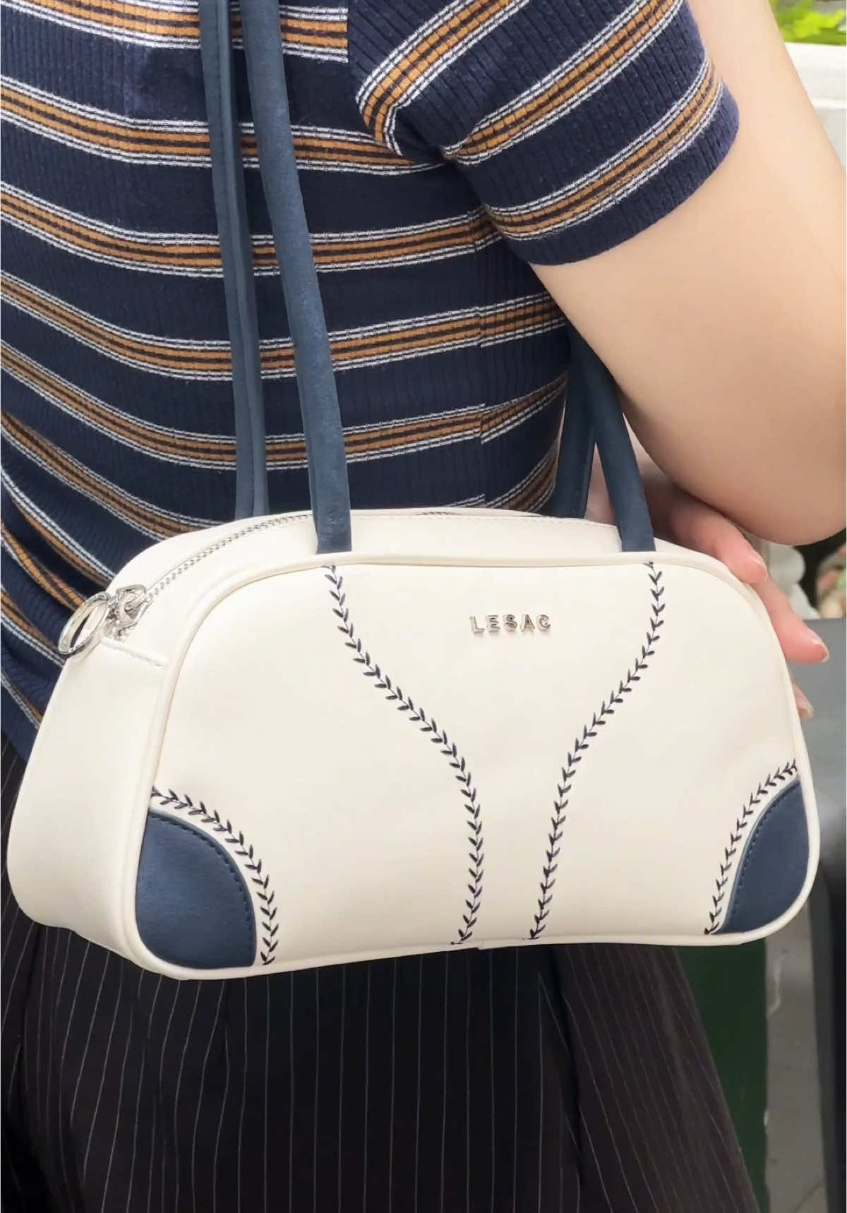 Simone Bag xinh như này thì sao chưa sắm ngay một em nhỉ? 😝 #lesacvn #summerinmotion 