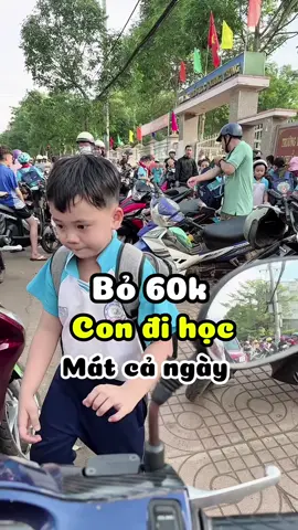 Quạt tích điện cầm tay cho con đi học nè mấy chị. #mẹbimsua #mevabe #quattichdien #quattichdienmini #quattichdiendeban #quattichdien10000mah 