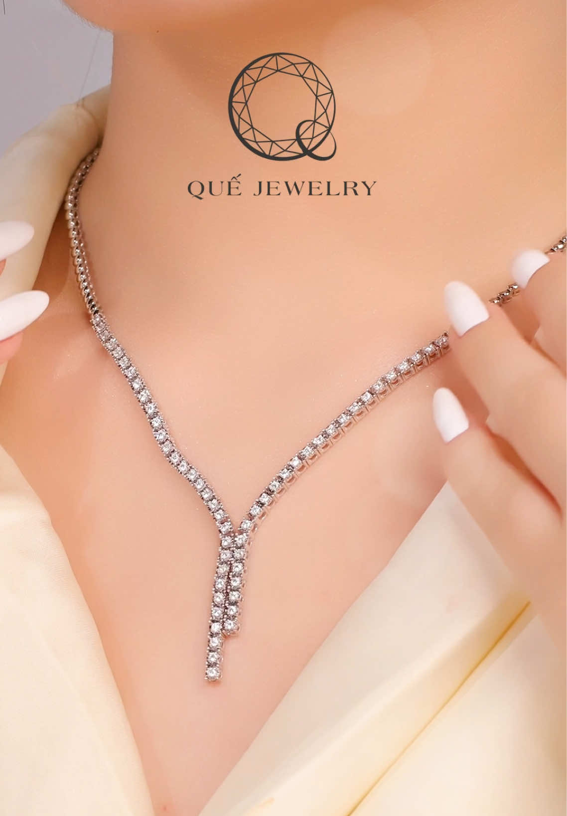 Thiết kế dây chuyền tennis cách điệu như dấu chấm lặng cuối cùng trong một bản giao hưởng quyền lực: thanh thoát, tinh tế, nhưng đủ sắc sảo để khiến mọi ánh nhìn dừng lại. #QuếJewelry #trangsuc #kimcuong #diamond #jewelry
