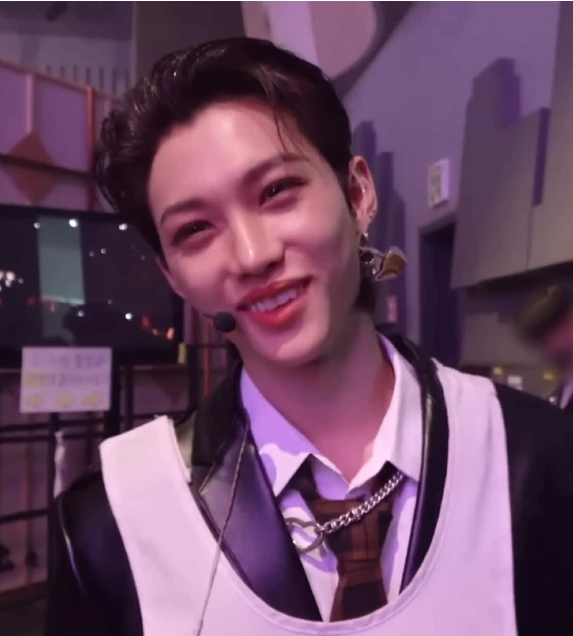 somtimes I just see felix and think “DAYUM” cause why is he so pretty omg he’s literally glowing anyway um yes (please tag/credit me if you use any of my fancams) #f311x #fancam #comforting #skz #facecamkpop #felix #felixfancam 