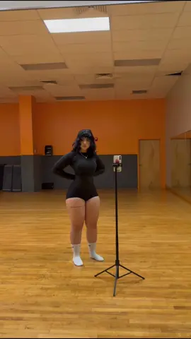 Physique check 🦇🖤 #GymTok #musclemommy #fyp #gymrat 