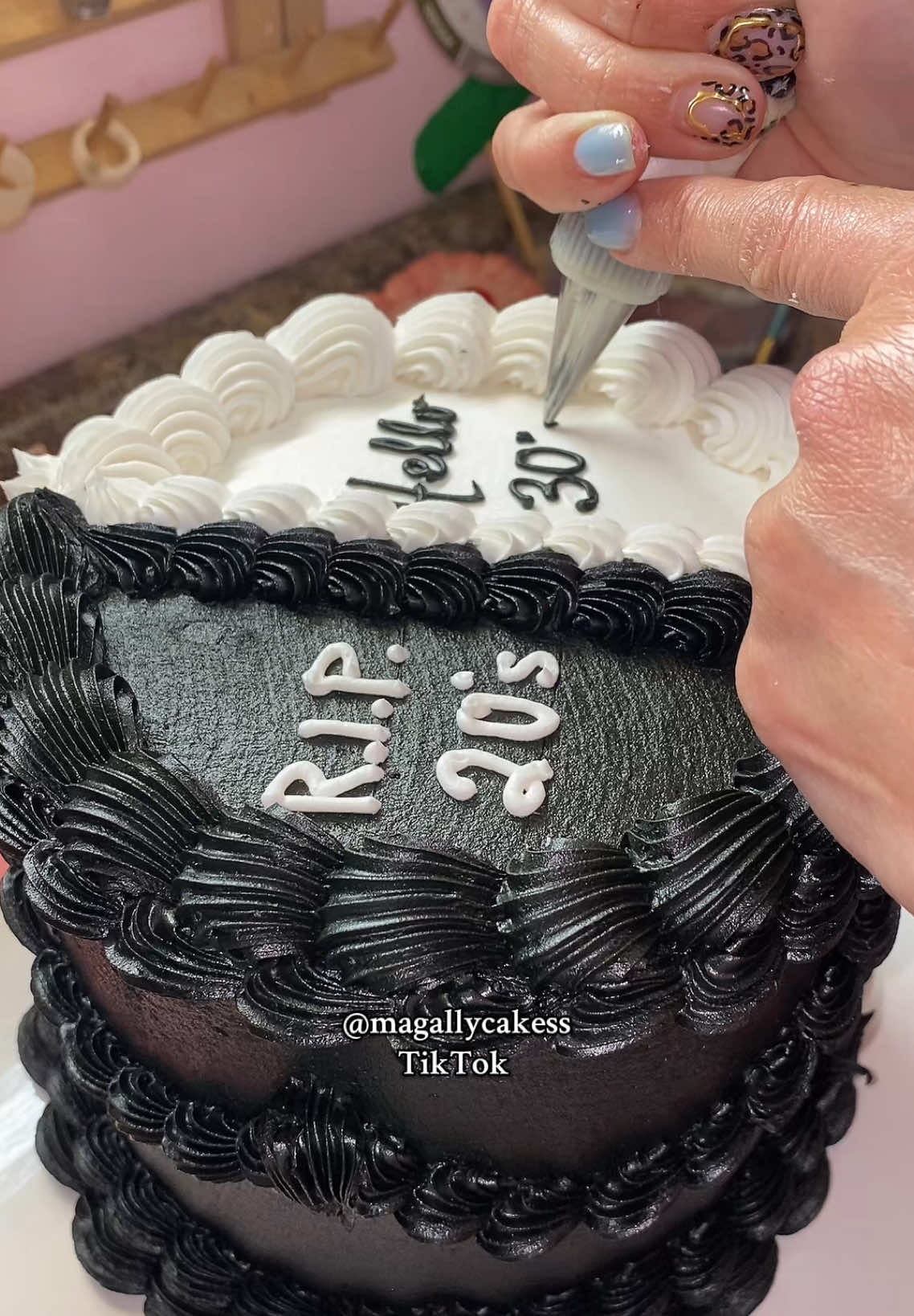 Rip 20s, Hello 30s in fast mode! #Cake #Cakes #Buttercream #ButtercreamCake #Piping #ButtercreamPiping #Rip20s #rip20scake #Hello30 #hello30cake #CakeDecorating #CakeDecorator #CakeTutorial #Magally #MagallyCakes 