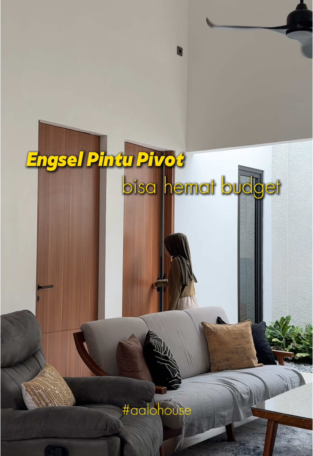 (Save & Share) Engsel pintu pivot bisa hemat budget ✨ Buat kalian yang lagi mau bikin pintu, bisa pakai engsel pivot. Dirumah ini kita pakai pintu multipleks lapis HPL yang tingginya 240cm dan lebar 70cm. Kita kasih aksen tali air ditinggi 60cm. Stopper door siku juga pakai multipleks lapis HPL. Kalau pakai engsel pivot gak perlu pakai kusen pintu, jadi terlihat lebih minimalis dan bisa hemat budget.
