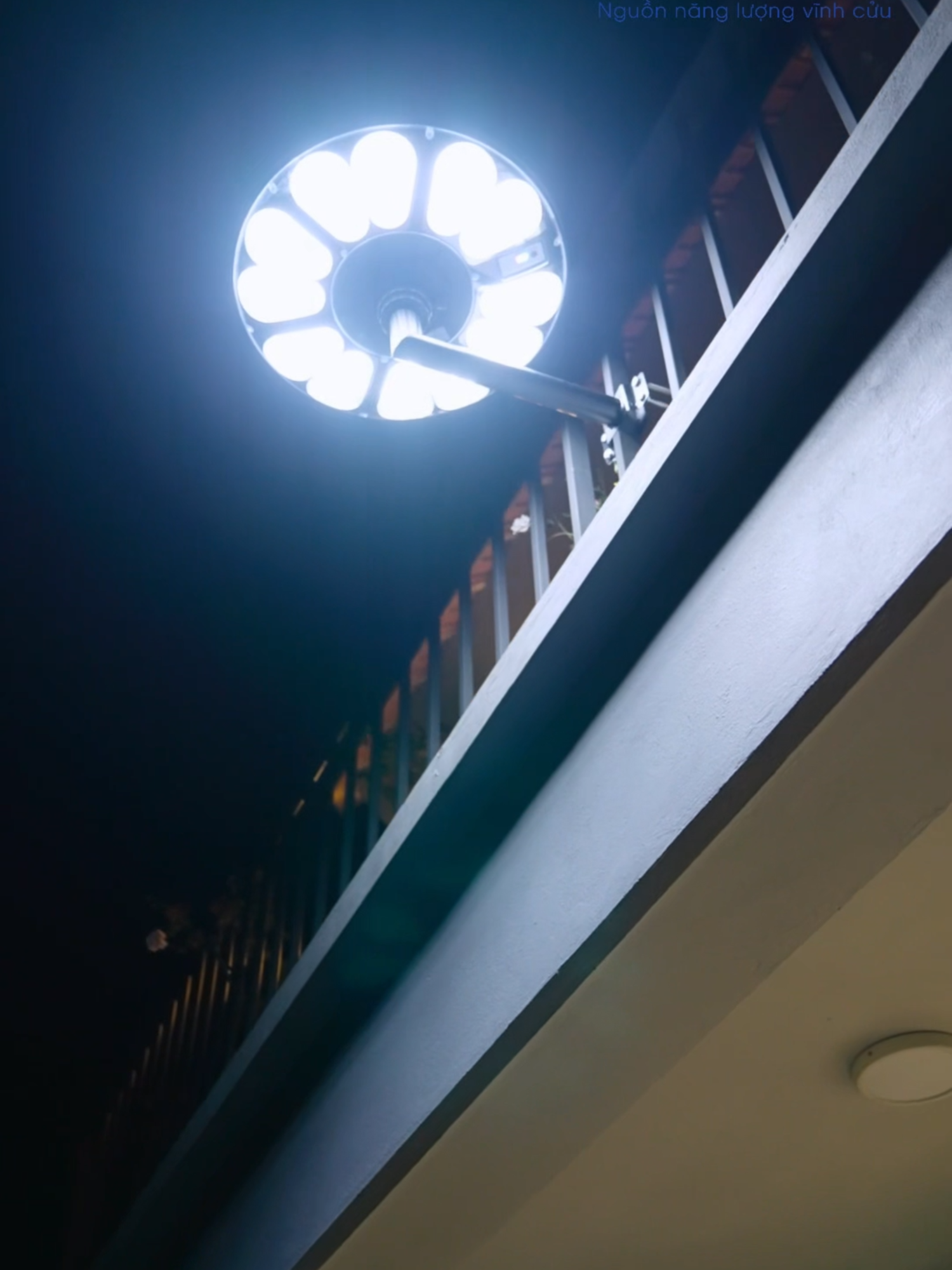 Đèn UFO 800W - Chiếu sáng thông minh bền bỉ . Lắp đặt dễ dàng không cần đi dây #dennangluongmattroi #solarlight #nhàcửa #tpsolar