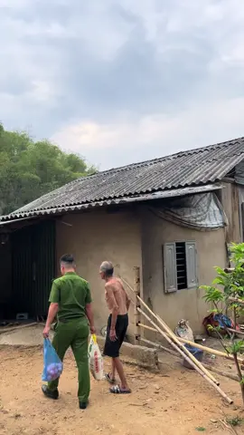 Cảm ơn món quà của chị thảo ở tuyên quang đã gửi quà hỗ trợ cụ ông cựu chiến binh có hoàn cảnh khó khăn. Hiện nay chính quyền địa phương đang phát động hỗ trợ nhà ở cho ông, mong mn quan tâm ạ #cand #thanhhoa #quanhoa 