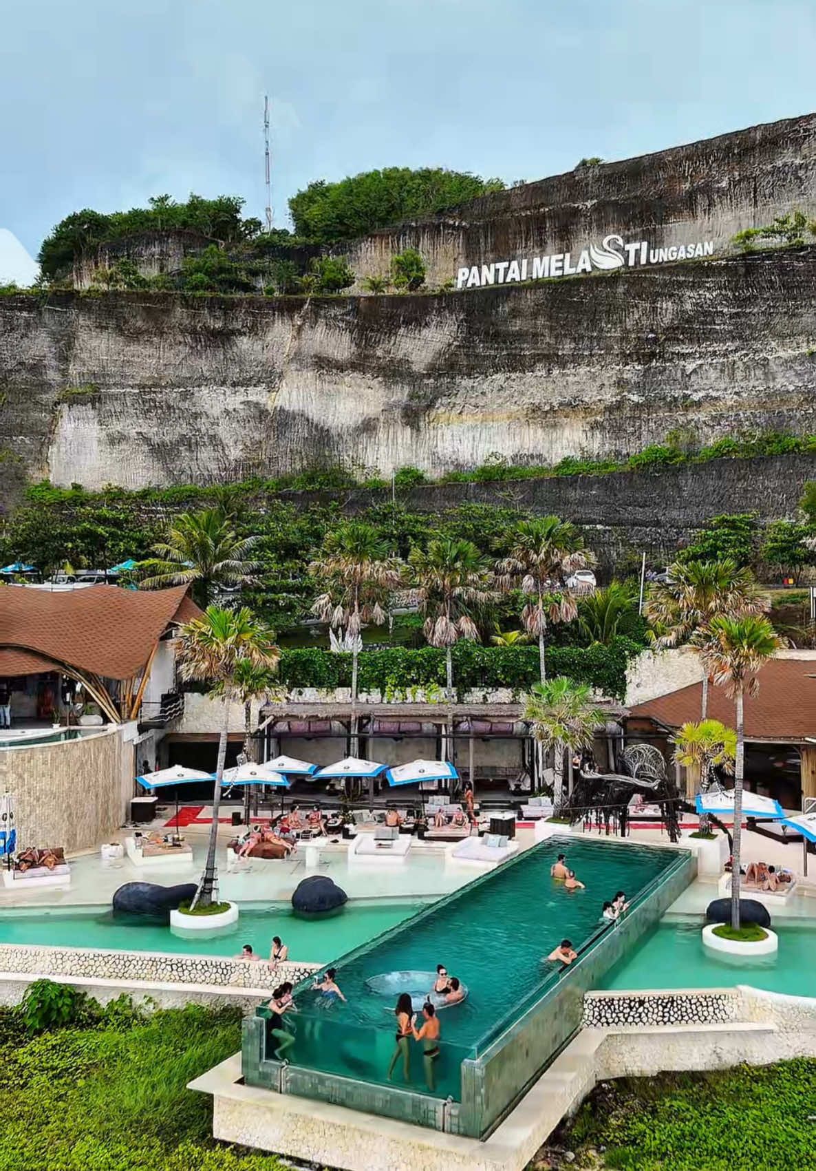 One of beautiful beach club in Bali 😍 di Melasti beach emang terdapat beberapa beach club keren, salah satunya adalah Tropical Temptation, ini beach club khusus dewasa yaa, jd yg membawa kiddos, jangan kesini 😉 #tropicaltemptationbali #beachclubbali #beachclub #tropicaltemptation #bali #islandlife #jalanjalan #liburanbali #wisatabali #beachlife #beach #pantai #melastibeach #pantaimelasti #beautifulbeach #beautifuldestinations #elythachannel 
