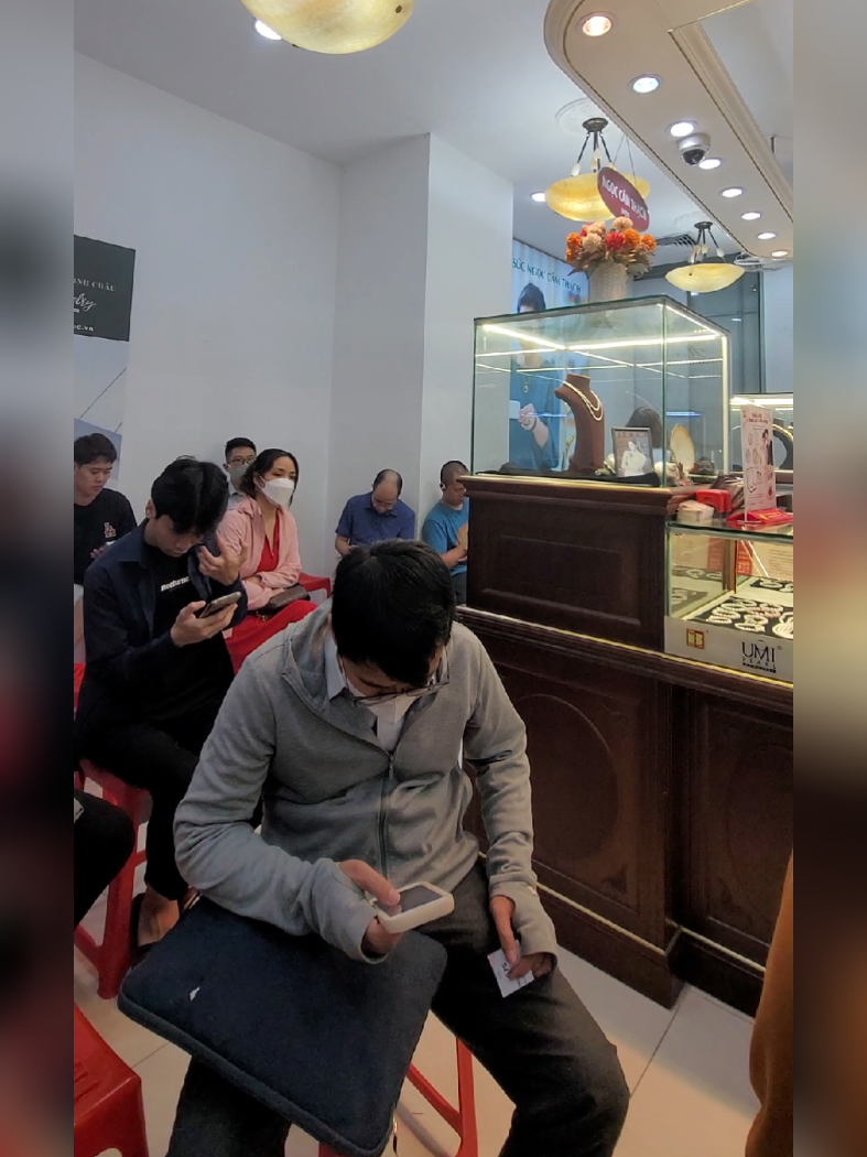 Xếp hàng mua vàng. #xuhuong #vangbtmc #vietnamtoiyeu #viral 