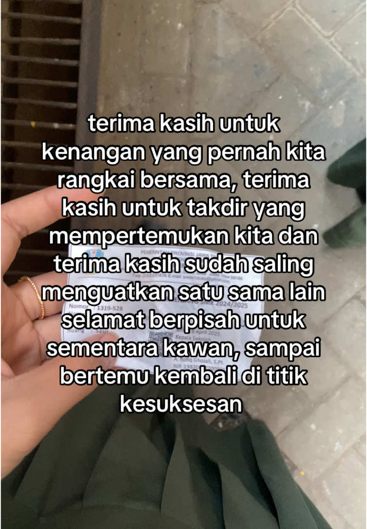 benar kata orang” masa smk itu masa yang paling indah, terima kasih untuk 3 tahun yang yang sangat berkesan ini dan terimakasih sudah menjadi saudara tak sedarah yang saling melengkapi. #4u #foryoupage #perpisahansekolah #smkbisasmkhebat 