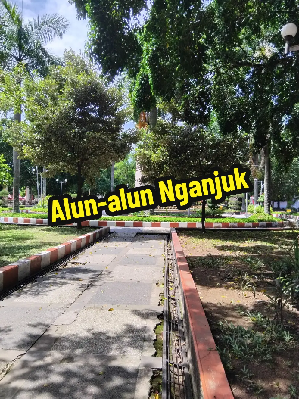 Ngadem di bawah rindangnya pohon beringin alun-alun Nganjuk. Tempatnya sejuk, teduh, udaranya segar. Ada gazebo, playground dan bangku-bangku untuk nyantai di setiap sudut. #alam #nature #alunalun #nganjuk #jawatimur #jawapride #bcaxyz #berandafyp #viral #fypツ #4u 