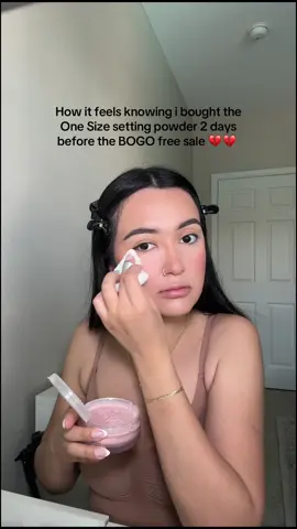 i missed out on getting my free gift with the purchase of the one size setting powder 😭 #settingpowder #onesize #onesizesettingpowder #pinksettingpowder #blurringpowder #tiktokshopcreatorpicks #tiktokshoprestock #tiktokshopmemorialday #tiktokshopmothersday #ttslevelup 