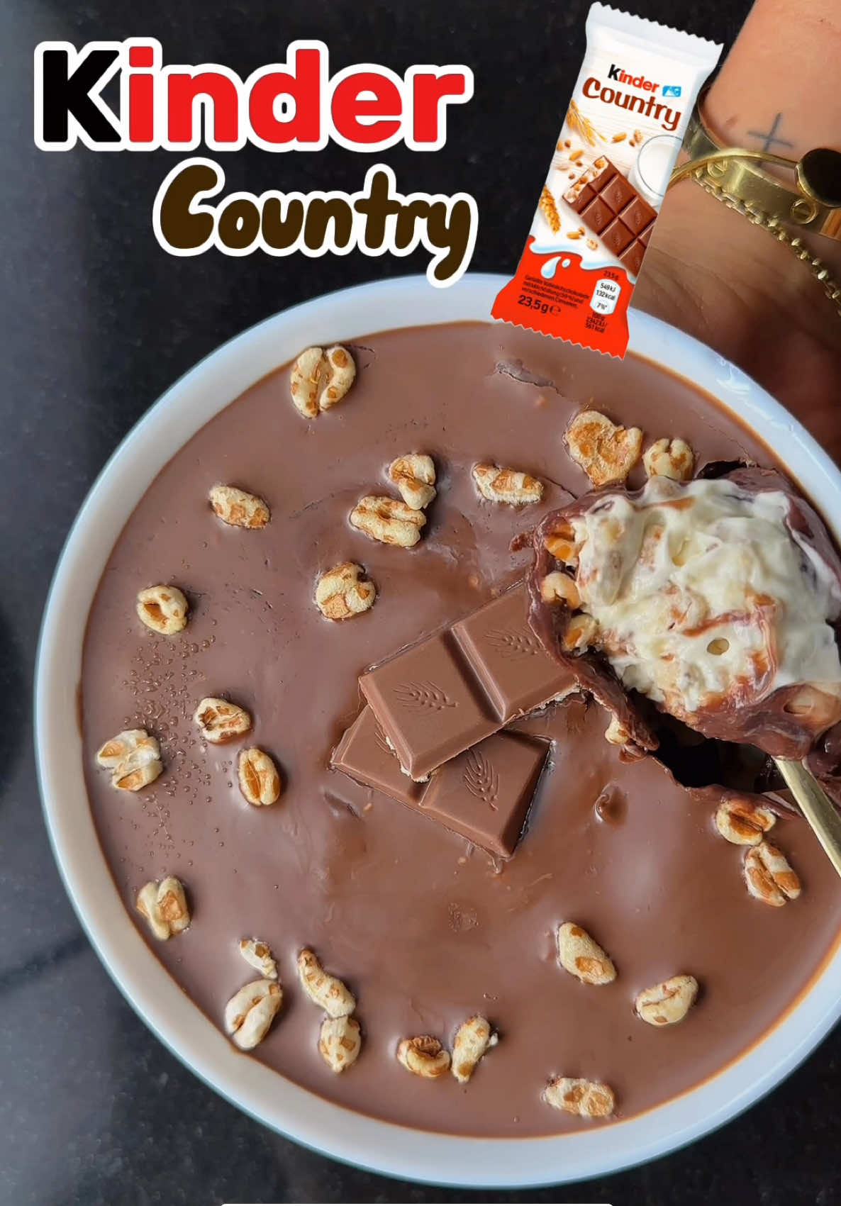 ❤️🍫 Gesunde Kinder Country Bowl 🍫❤️ 🌈Proteinreich 🌈  perfekt für deine Diät ✨ ➡️ Folge mir @bylaraxx für mehr Rezepte, Tipps & Tricks für deine Diät ohne Verzicht! 🩷 ⭐️ Produkte von MORE NUTRITION – Sonntag ab 11 Uhr: -25 % auf ALLES Code: BYLARA – zum Sparen & Genießen! ⸻ Zutaten: ✅ 125 g Magerquark 🥣 ✅ 20 g More Protein Pudding (neutral, unzubereitet) ⭐️ ✅ 1 Stück More Protein Pudding Chocolate Base (30 g) 🍫⭐️ ✅ 10 g Backkakao ✅ 25 g Dinkel Pops (mit Rübenzucker) 🍯 ✅ 12 g Schokodrops (Vollmilch)⭐️ ✅ Optional: 6 g Chunky Flavour Vanilla Chocolate-Chip Cookie (Code: BYLARA)⭐️ ⸻ Nährwerte: 470 kcal – 9 g Fett – 45 g KH – 47 g Protein ⚡ ⸻ Zubereitung: 1️⃣ Magerquark mit neutralem Protein Pudding & Chunky Flavour cremig rühren, Hälfte der Dinkel Pops untermischen. 2️⃣ In eine Bowl geben & etwas Pops als Crunch dazupacken. 3️⃣ Zweite Schicht: Chocolate Base + Backkakao + Süße – kurz verrühren & auf die Bowl geben. 4️⃣ Schokodrops schmelzen, drübergeben & mit restlichen Pops toppen. ⸻ Speichern nicht vergessen & deiner Gym-Buddy schicken! Snackst du sowas eher abends oder als Dessert? Kommentier’s mal! #KinderCountryBowl  #kindercountry #leckerabnehmen #kalorienarm #fitnessrezepte #WhatIEatInADay #ProteinSnack #AbnehmenOhneVerzicht #snack #rezepte #abnehmtipps #abnehmen #schokolade #highprotein 
