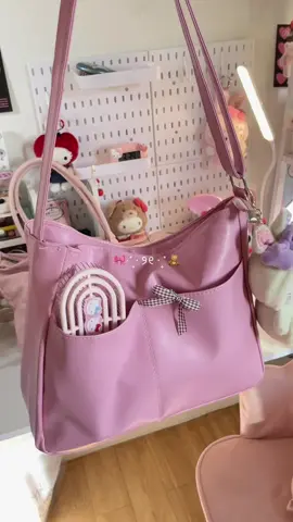 ถ้านี่ไม่ใช่กระเป๋าหนังที่น่ารักที่สุด ! 💖 ใส่หนังสือ iPad ได้น้า แถมสายปรับได้ตามชอบเลยยย 💬✨#กระเป๋าสะพายข้าง #กระเป๋าหนัง #กระเป๋าน่ารัก 