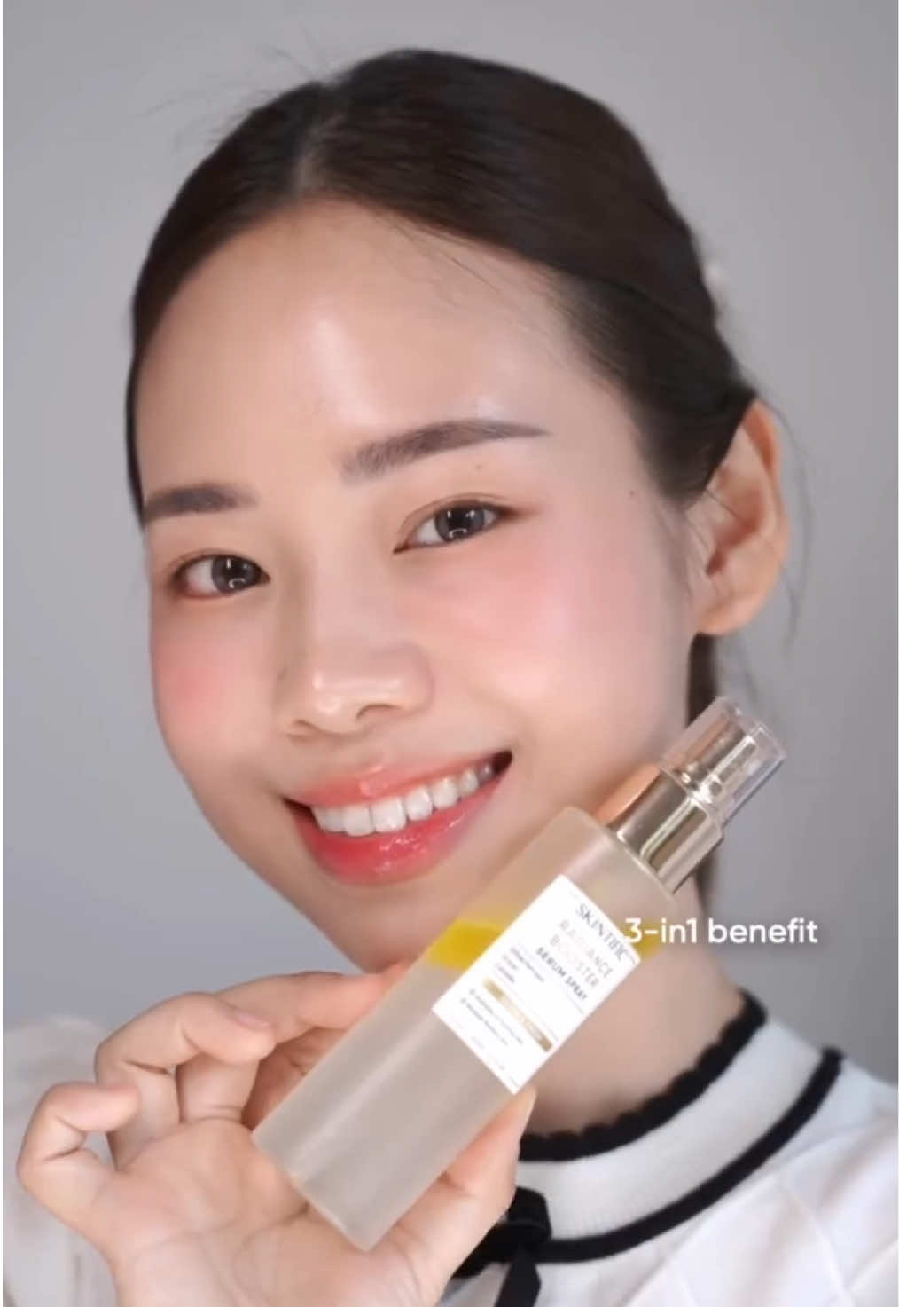 ✨Unlock @Molita Lin ’s trick to effortlessly glowy makeup!🌷Radiance Booster First Serum Spray adalah pilihan praktis untuk skin prep yang lebih cepat, memberikan tampilan akhir yang sehat dan glowing sepanjang hari. 🌟Go get this 3in1 product at SKINTIIC Official Store!🛒 #SKINTIFIC #skintificid #serumspray #radianceboosterserumspray #molitalin #glowymakeup #makeuptips #makeuptricks 