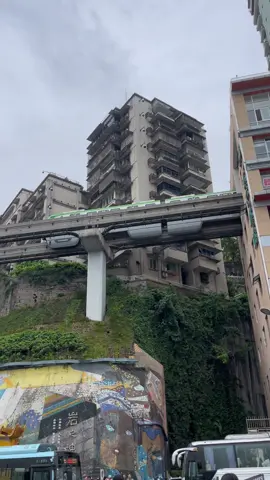 Xem xong “Khó dỗ dành” tui đã check in thành công Trùng Khánh …yaaaaahhhh quá là ngưỡng mộ công trình giao thông ở đây luôn í, nhma mới đi lạ lẫm thì hơi rén nha sợ lạc đường không lối ra #trungkhanh #chongqing #trungquoc #china #dulich #重庆 