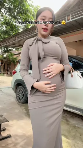 btw dress nya cakep bgt guyss beneran 😆 #bumil #bumilhappy #dress #dressbumil #longdress #fashion #OOTD 
