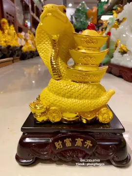 Tượng rắn phong thuỷ bên thỏi vàng kim nguyên bảo màu vàng cát kim sa (cao 20 dài 20 rộng 10) #tiktok #trending #trendingvideo #trend #gold #gifts #jade #decoration #red #blue #luxury #Love #phongthuy #phongthuycaivan #interiordesign #interior #decor #homedecor #xuhuong #gift #money #wealth #luxury #dilac #phatdilac #rắn #snake #2025 #yearofthesnake 