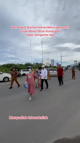 Wakil Gubernur Banten menertibkan pengemis di jalanan untuk di bina oleh Dinas Sosial agar tidak mengemis lagi #dimyatinatakusumah #wakilgubernur #banten 