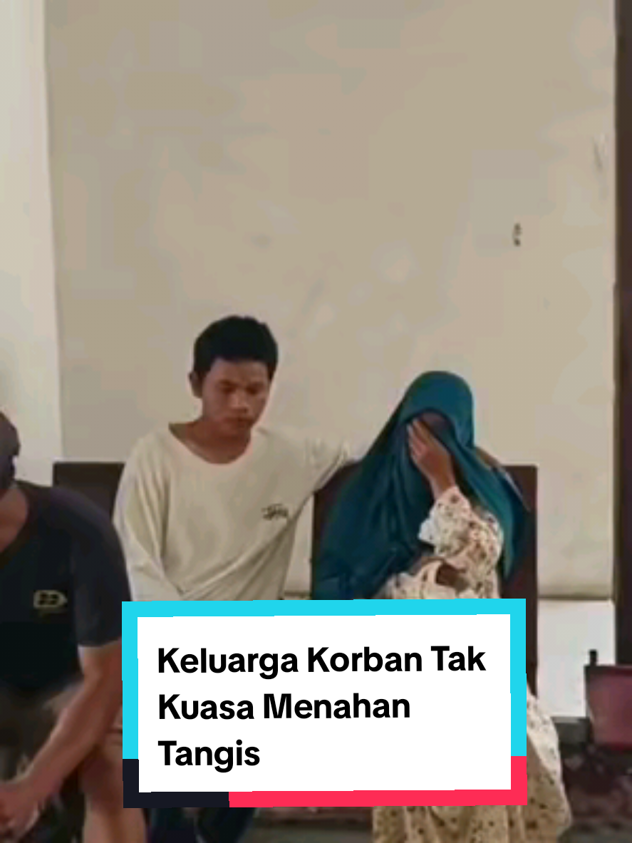 Tolak Lihat Jas*d Anaknya yang Dimutil*si, Samsiah: Saya Gak Kuat SERANG - Samsiah (42) orang tua dari Siti Amelia korban mutil*si di Kampung Baru Ciberuk, RT 004, RW 002, Desa Gunungsari, Kecamatan Gunungsari, Kabupaten Serang menolak untuk melihat jasad anaknya.  Ibu rumah tangga asal Kampung Cikuray Kedondong, RT 005, RW 001, Desa Rancasanggal, Kecamatan Cinangka, Kabupaten Serang ini mengaku tidak kuat melihat kondisi anaknya.  