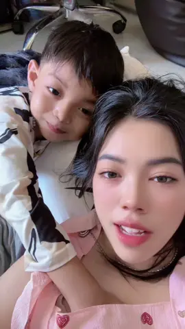 #ဟာဘာဖြစ်လို့တုန်းတဲ့🤣 အမှန်ဆို သားသားက ကင်မရာကြောက်ပါတယ် မနဲအမြန်ရိုက်ထားရတာပါ။ သူ့အဖွားနဲ့ပဲနေရတာများတော့ သူ့အဖွားက နို့ပေးကိုင်ပြီး သိပ်လို့ပါ သူဂျီကြရင် အဲ့လိုလာကိုင်တာပါ။ တချားအချိန်တွေဆို လှည့်တောင်မကြည့်ပါဘူးရှင်း။ 