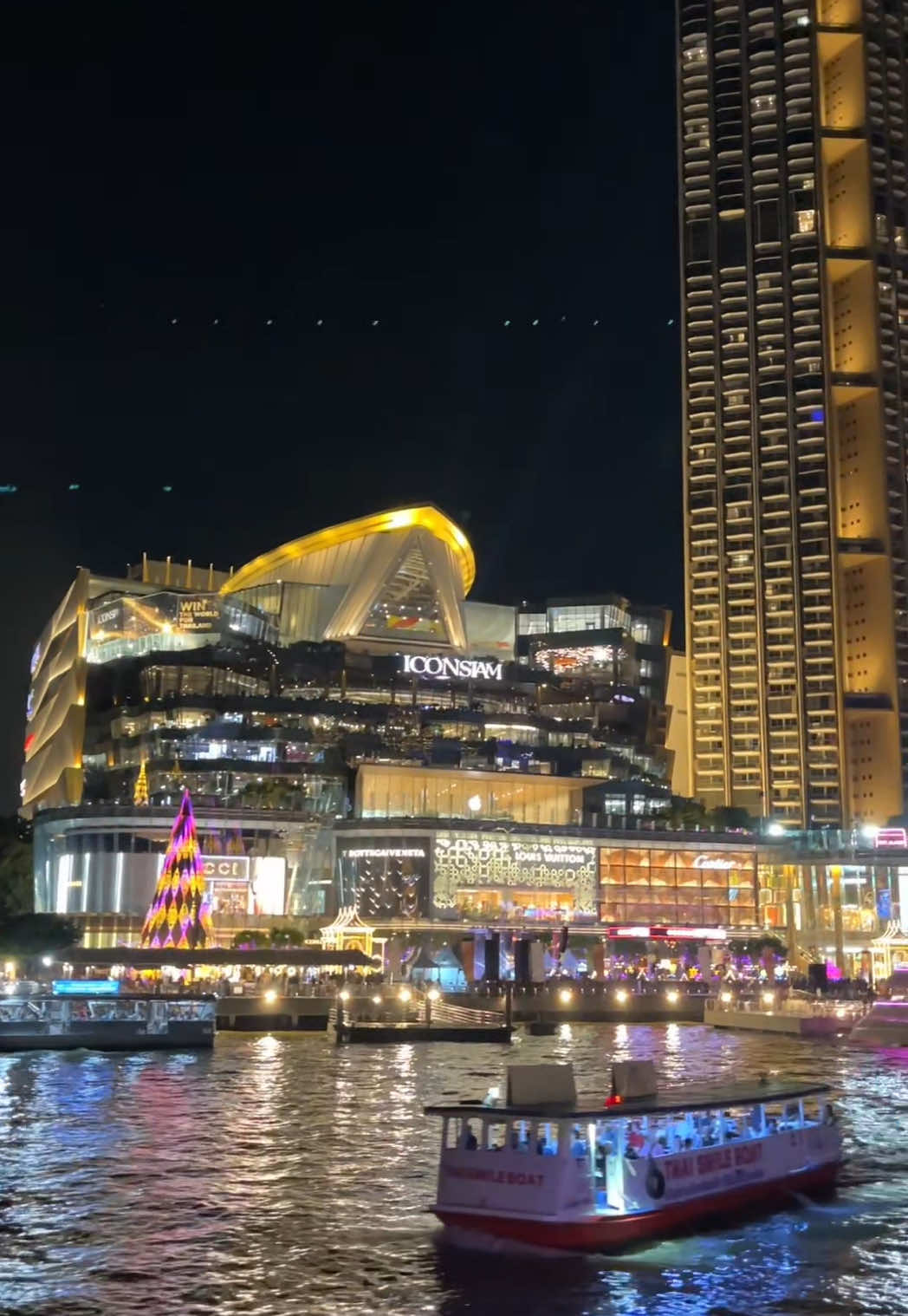 バンコク行ったら絶対クルーズ船🚢✨️ 日本で乗るよりも安いし、ビュッフェスタイルで、景色もタイで有名なお寺も通るルートだから2時間でも十分楽しめるっ✨夜も綺麗だけど夕方もオススメ🌇 #タイ #thailand #バンコク #bangkok #タイ旅行 #海外旅行 #バンコク旅行 