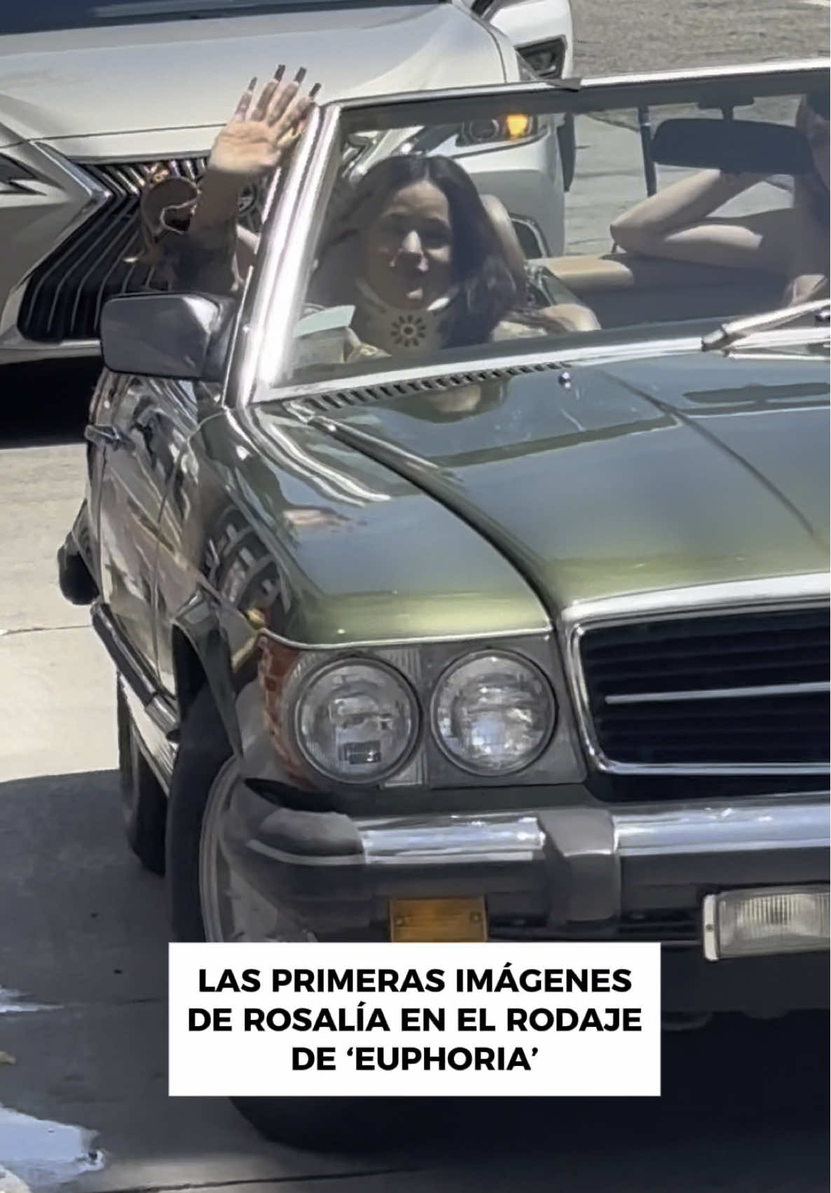 Las primeras imágenes ya lo confirman: Rosalía está lista para incendiar 🔥 la tercera temporada de Euphoria. Collarín al cuello, mirada desafiante y al lado de Alexa Demie (Maddy), la artista se sumerge en el drama más eléctrico de la televisión actual. La trama da un salto en el tiempo, pero la intensidad sigue intacta… y con Rosalía en escena, todo apunta a un nuevo culto visual y emocional ✨ #rosalia #euphoria 