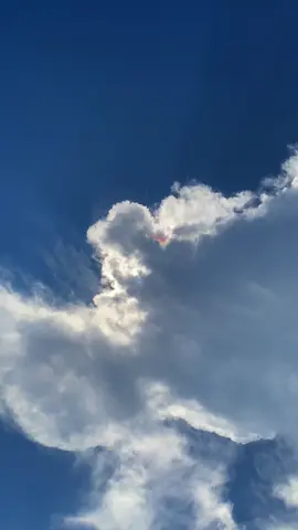 ada yang beda di awan kali ini😫🫶🏻