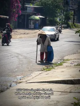 Giữa trưa nắng 39 độ bà lê thân đi nhặt phế liệu về nuôi người con bị liệt 60 tuổi#xuhuongtiktok #viral #fyp 
