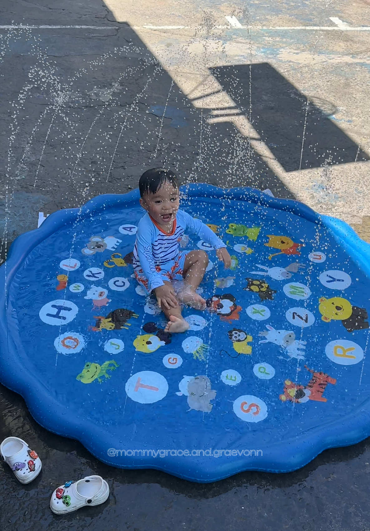 Beat the heat with this sprinkler mat for kids ❤️ #sprinklermat #sprinklerforkids #waterfountain #poolfountain #poolforkids #kidspool #inflatablepoolforkids #kidsinflatablepool #kidsswimmingpool #kidsswimming 