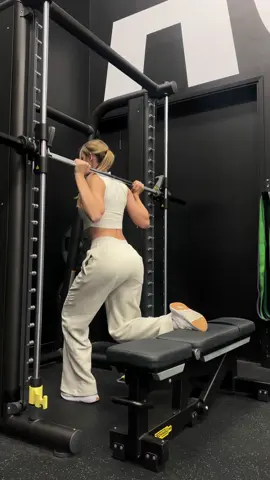Smith machine Bulgarian split squat tutorial. Wearing new @DFYNE signature collection that is being released on the 24th of April at 4 pm BsT discount code: VERA 🥰💕