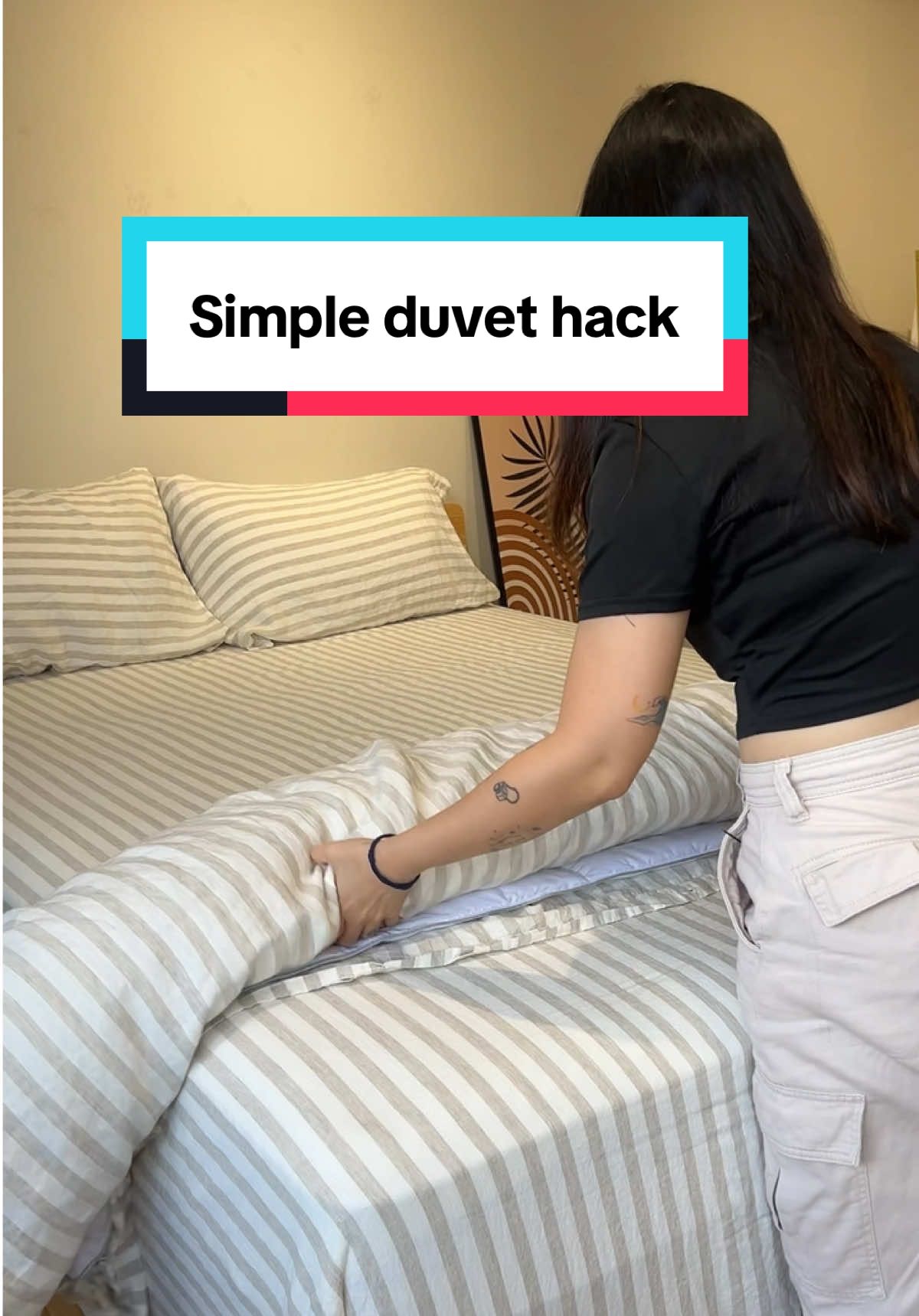 🛏️ Have you ever tried this hack? Comment if you tried it and follow us for more bedding tips💡✨ Tap the yellow bag to shop for our duvet collections. #kapasliving #homeliving #luxurybedding #LifeHack #duvetcoverhack #hometips #homehacks #bedroomcheck #beddinghacks #duvetcovers  #fyp
