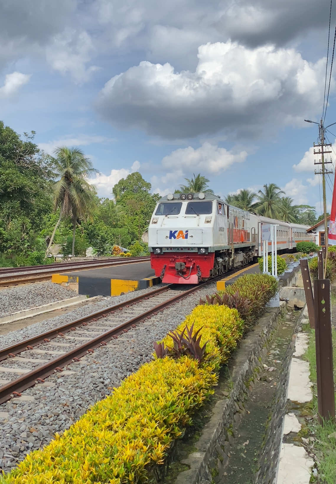Kedatangan KA Pasundan di stasiun Karangpucung #keretaapi#keretaapiindonesia#railfansindonesia#kai121_  