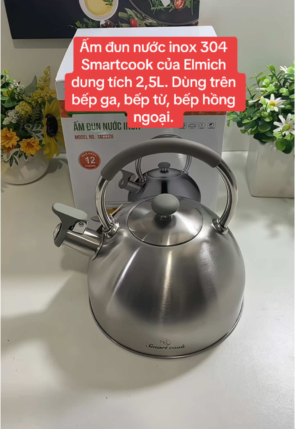Ấm đun nước inox 304 smartcook dùng được trên tất cả các loại bếp: Bếp ga, bếp điện, bếp từ - Đầu vòi nước được trang bị thêm còi báo hiệu khi nước sôi. - Quai ấm được làm từ Inox, bên ngoài được phủ lớp silicone chống nóng, chống bỏng. - Cả đáy và thân ấm được thiết kế đặc biệt giúp tối ưu, phân phối đều nhiệt lượng trong quá trình đun nấu. - Tiết kiệm năng lượng, đun nấu nhanh hơn.#amdunnuoc #aminox #amdunnuocsieutoc  @Kho gia dụng Bếp 88 