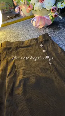 Ihhhh bagus jadi pengen beli warna lainnn 😩🤏🏻 #rokcorduroy #rokcorduroypremium #rokwanitakekinian #rokcorduroyimport #fyp #corduroy 