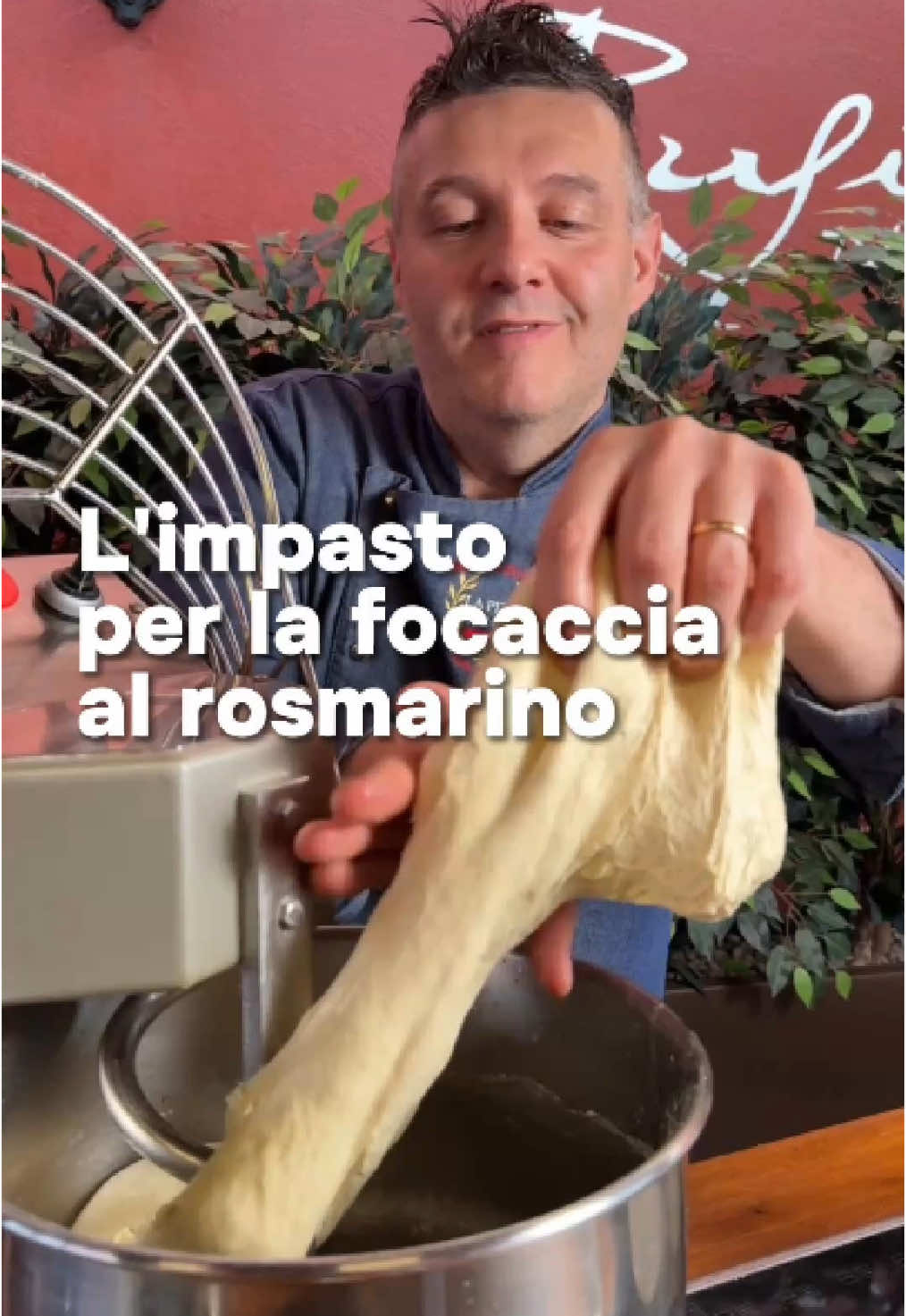 Focaccia al rosmarino ❤️ Ingredienti: Semola di grando duro 500g Farina tipo 0 500g Lievito di birra secco 4g Sale per l’impasto 20g Acqua 750g Olio qb Sale qb Rosmarino qb 📍 @casalerufini, Gallicano Nel Lazio (RM) 📞 Info e prenotazioni: 0695469591 🎥 @Atera | Marketing Agency  #focaccia #focacciamorbida #focacciaalrosmarino #chefrufini 