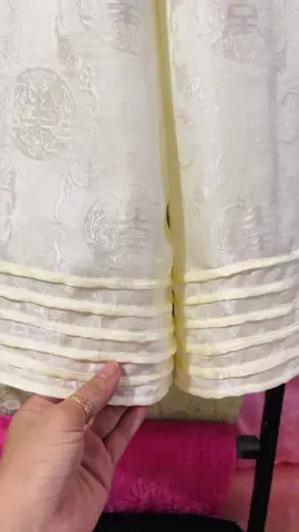Hàng em may trả khách .  Chị nào thích mẫu này cứ ib cho em nhé !  #Tâm_Nguyễn_Silk: ❌ chuyên sỉ - lẻ lụa tơ tằm Nha Xá cao cấp ❌ nhận may sỉ- lẻ tất cả đồ may lụa theo size hoặc theo số đo ( pháp phục, áo dài, sơ mi, váy xuông …..)  🏭CSSX: làng nghề dệt lụa Nha Xá – Duy Tiên - Hà Nam.zl: @0845 @737 @268 #lụahaida #LụaNhaXá #vailuatotam #vailuacaocap #vaiaodai #luatotam #vaimemmai #vailua #luatruyenthong #áodàicưới #vảiáodàicưới #TamNguyenSilk