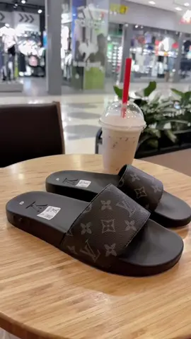 L-V bản này thì khỏi chê rồi, ae lên đồ đi chơi thôi chất quá cả nhà ơi😍😍#dép #xh #déplv 