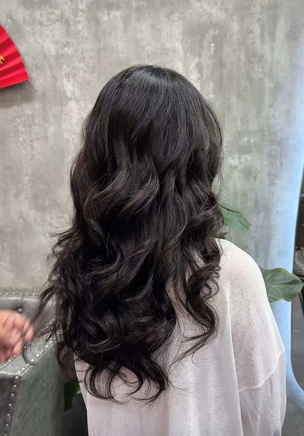 Tóc dài uốn xoăn lơi nhẹ nhàng dễ chăm sóc 😍 #salondung63cưanam #uontocdep #uonsongloi #VẻĐẹpTinhTế #saloncaocap 