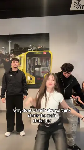 she’s trying so hard so be in the center😭😭 #zahide #lunatix #fyp #goviral #lumutatix #xybca #dancefluencer #este #dancer #maincharacter 