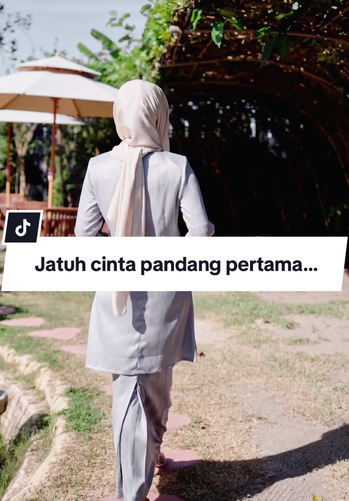 Rasanya betul la min dah jatuh cinta.. kena beli 10 ni 🥹🛍️ #elzahary #raya2025 #kenduri #bajuraya2025 #tunang #kebayaklasik 